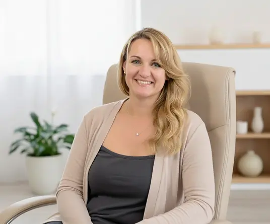 Corinne Köppel, Dipl. Hypnosetherapeutin, in ihrer Praxis in Embrach