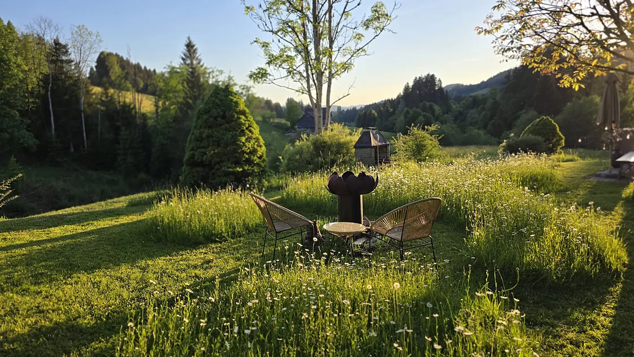 Feuerschale mit Sitzplatz in der Wiese