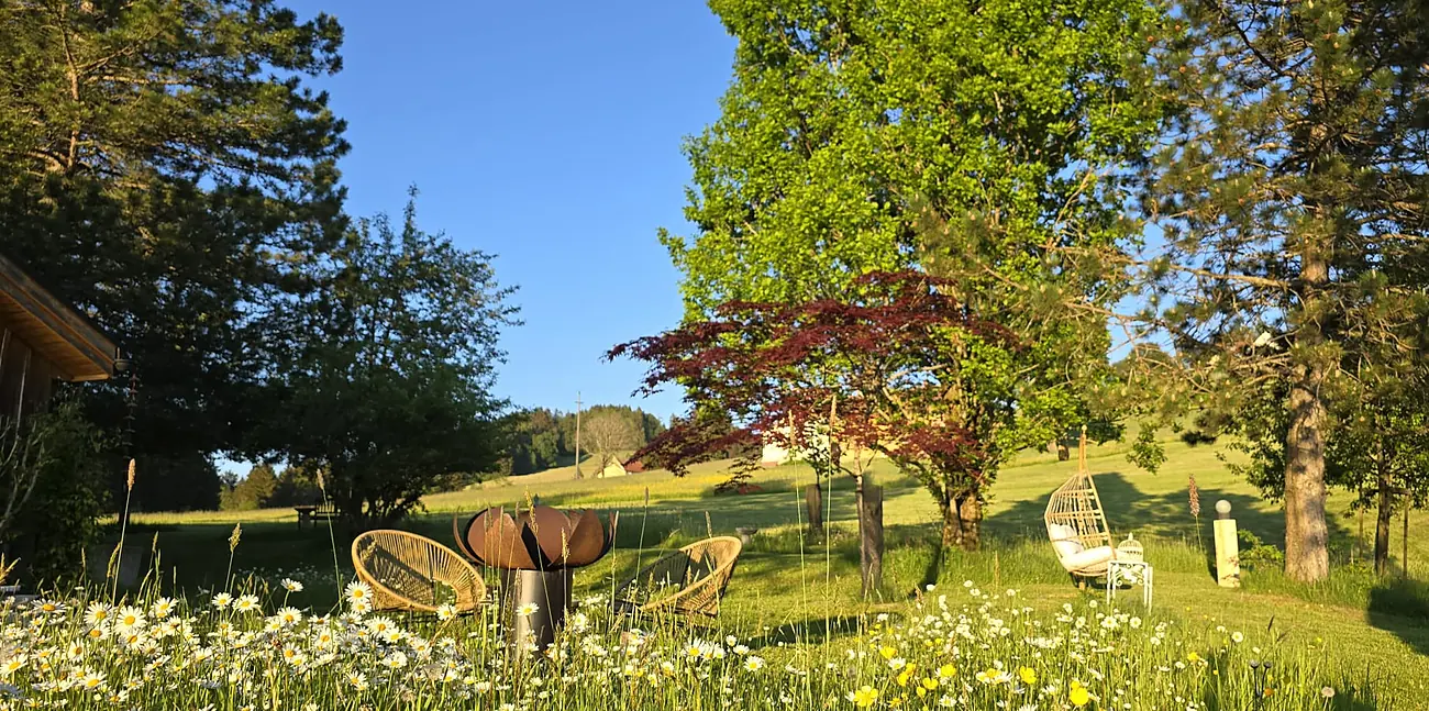 Weiter Naturgarten mit Blick in die Appenzeller Hügellandschaft